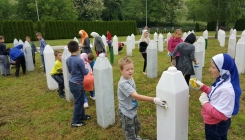 Obilježen Dan bijelih nišana u Bratuncu: Mališani čistili nišane i svojim ubijenim vršnjacima (FOTO)