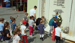 Odali počast stradaloj mladosti: Mališani iz vrtića Snjeguljica položili cvijeće na Kapiji u Tuzli (FOTO)