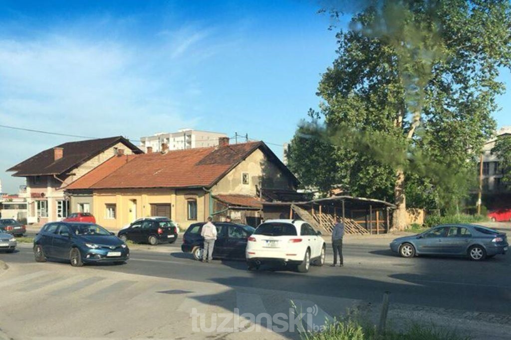 Tuzla: Sudar vozila kod Livnice čelika, saobraćaj usporen