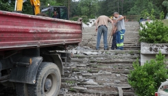 U toku rekonstrukcija stepeništa Memorijalnog kompleksa Slana banja u Tuzli (FOTO)