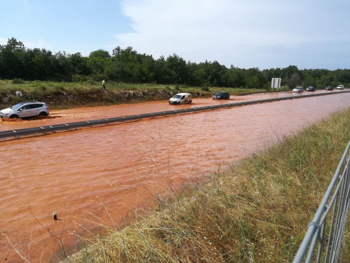 Nevrijeme poharalo Istru: Bujica poplavila puteve, vozila zapela u vodi (VIDEO)