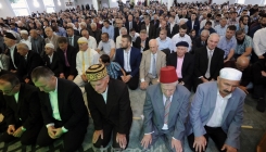 Bajram namaz klanjan u Tuzli: U danima radosti ne zaboravimo one kojima je pomoć potrebna (FOTO)