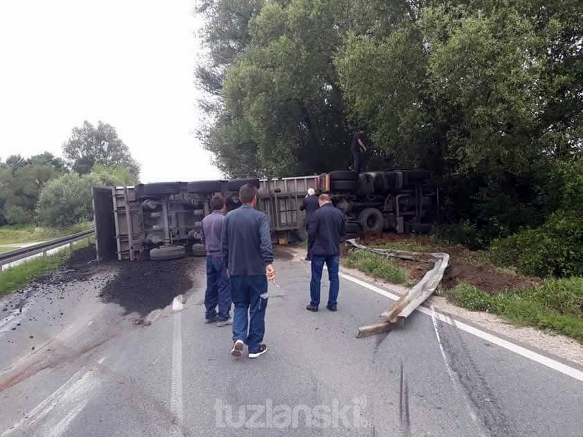 Dobošnica: Pet osoba povrijeđeno u sudaru kamiona i ´Golfa´