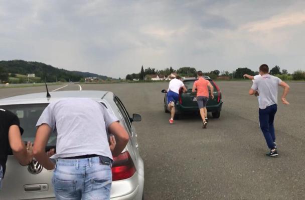 Nesvakidašnji protesti protiv poskupljenja goriva: Trka auta u leru, nagrada 30 litara goriva