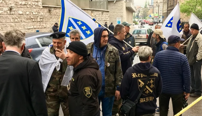 Više od tri hiljade bivših boraca danas protestuju ispred zgrade Parlamenta FBiH