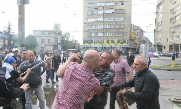 Društvo novinara BiH osuđuje napad na reportere na protestima boraca