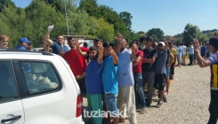 RO „Merhamet“ Tuzla podijelio lanč pakete migrantima u Velikoj Kladuši