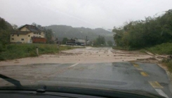 Zbog poplavljenog kolovoza obustavljen saobraćaj na autoputu Kakanj - Zenica