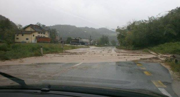 Zbog poplavljenog kolovoza obustavljen saobraćaj na autoputu Kakanj - Zenica