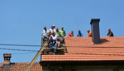 Suze radosnice u očima: Borci Tuzle obezbijedili novi krov za porodičnu kuću svog saborca (FOTO | VIDEO)