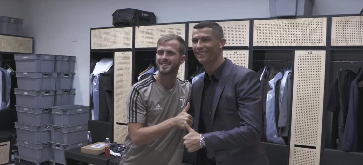 Miralem Pjanić prvi dočekao Ronalda u svlačionici (VIDEO)