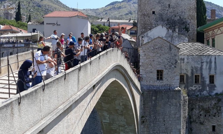 Skokom bez aplauza sa Starog mosta odana počast žrtvama genocida u Srebrenici