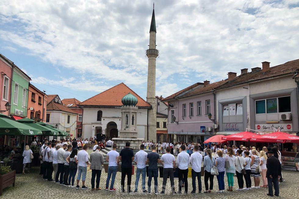 Tuzlaci odali počast žrtvama genocida u Srebrenici: Zlo koje se ne smije ponoviti (FOTO)