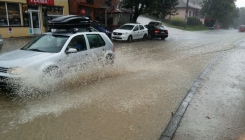 Jako nevrijeme pogodilo Gračanicu: Ulice pod vodom, otežano odvijanje saobraćaja (VIDEO | FOTO)