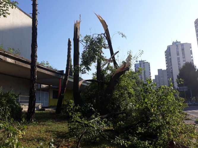 Tuzla: Čišćenje ulica nakon olujnog nevremena