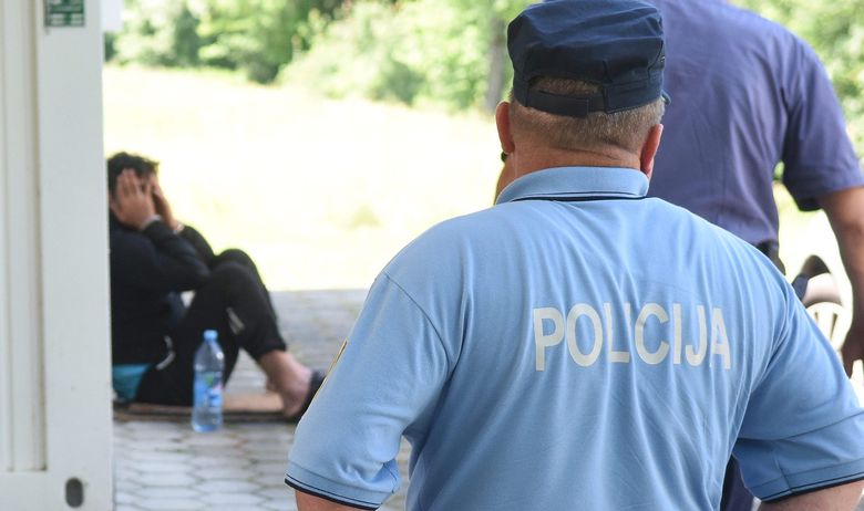 Ilegalni migrant se oglušio o naredbe: Policajac pucao u zrak blizu bh. granice