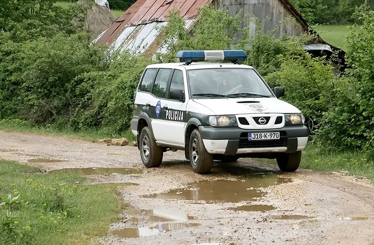 Nakon svađe bacio bombu u dvorište, zalutali geler mu usmrtio ženu