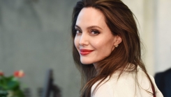 Angelina Jolie pozirala prekrivena pčelama