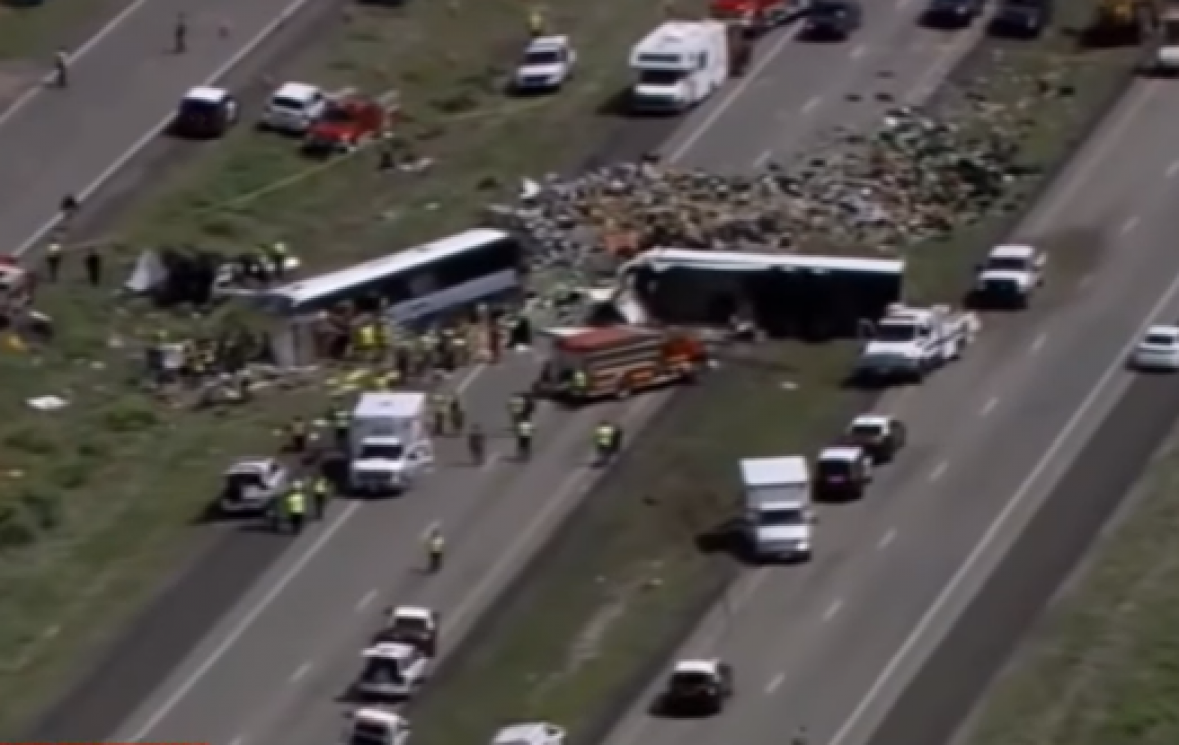 Osam osoba poginulo u sudaru autobusa i kamiona na autoputu u SAD-u (VIDEO)