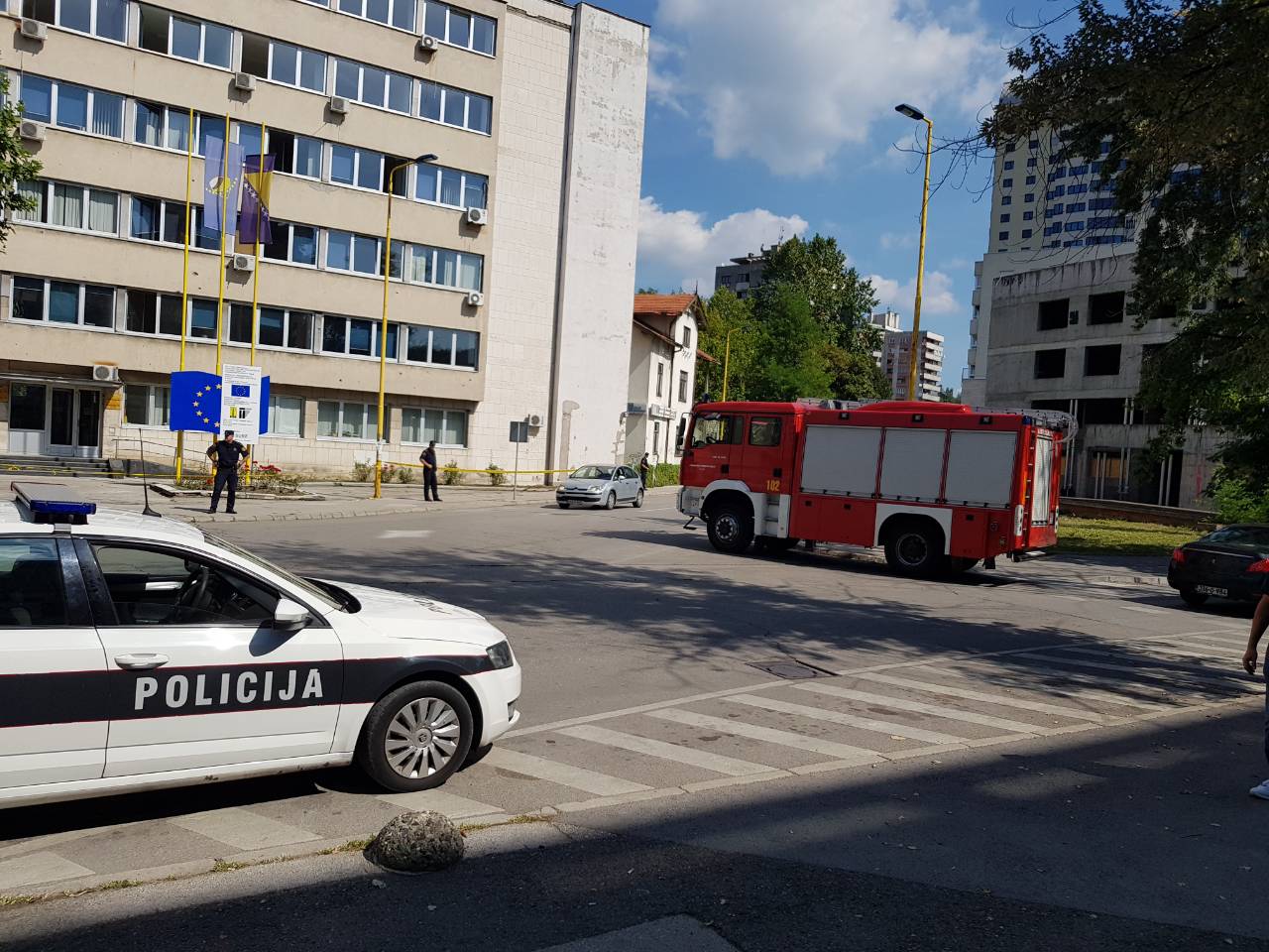 Tuzla: Zbog dojave o postavljenoj bombi evakuirani sudovi i Kantonalno tužilaštvo TK (FOTO)
