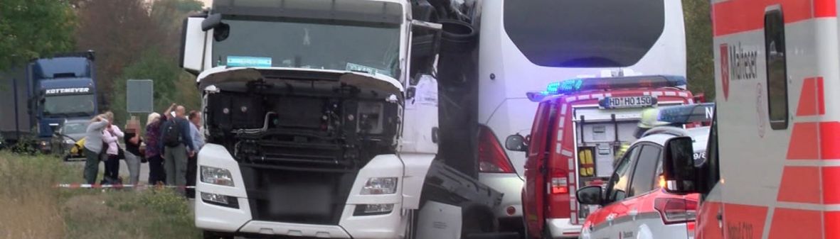 Autobus pun turista se zabio u kamion, 35 ljudi povrijeđeno (VIDEO)