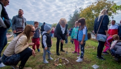 Polaznici škole Helen Doron English Tuzla u akciji sadnje drveća (FOTO)