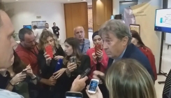 Izbačen sa press konferencije CIK-a: Zašto moja umrla majka glasa već 11 godina? (VIDEO)