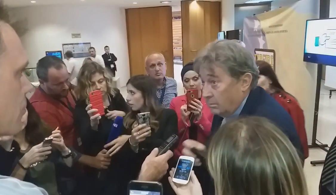 Izbačen sa press konferencije CIK-a: Zašto moja umrla majka glasa već 11 godina? (VIDEO)