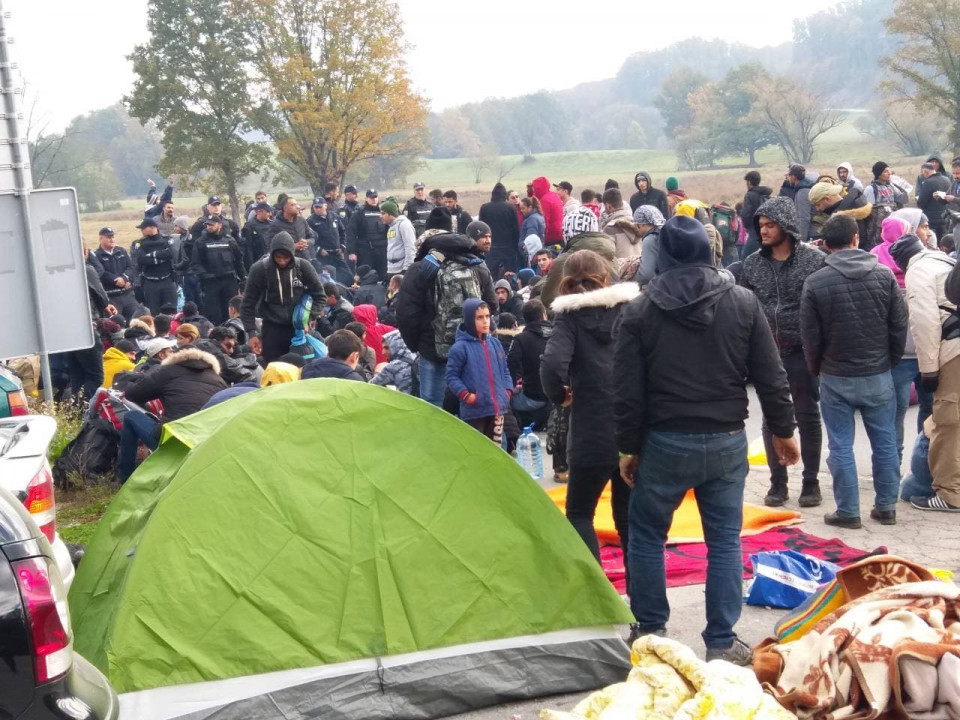 Haos na GP Maljevac: Migranti probili policijski kordon i krenuli ka hrvatskoj granici (VIDEO)