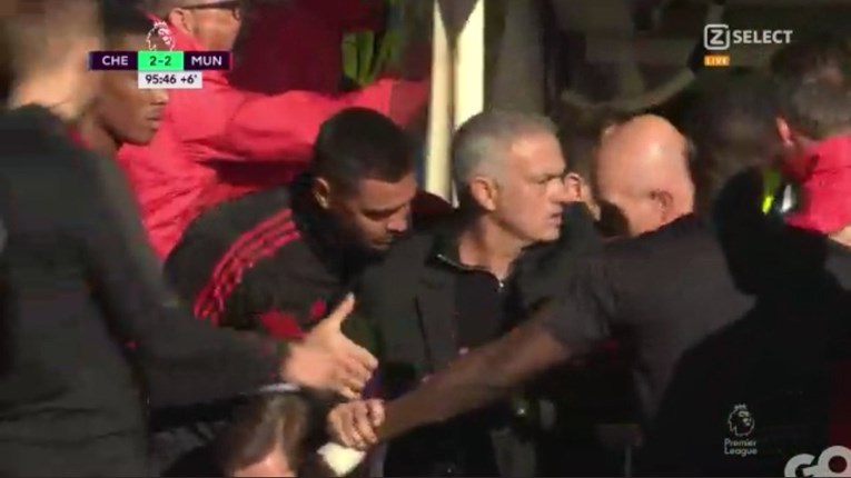 Mourinho izbezumljen nakon gola u 96. minuti, držali ga da se ne potuče (VIDEO)