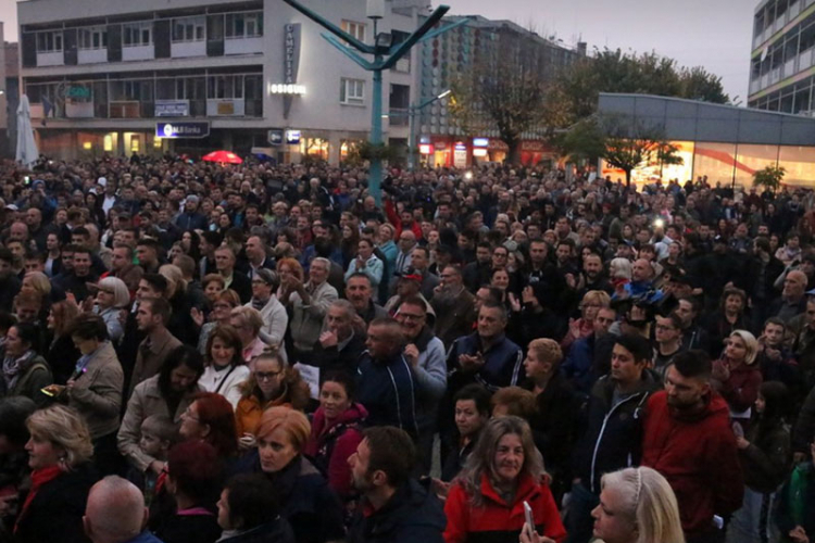 Novi protesti u Bihaću zbog dolaska migranata: Upadaju nam u kuće, djeci drže nož pod vratom! (VIDEO)