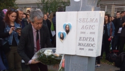 Otkriven spomenik tragično stradalim studenticama Selmi Agić i Editi Malkoč (FOTO)