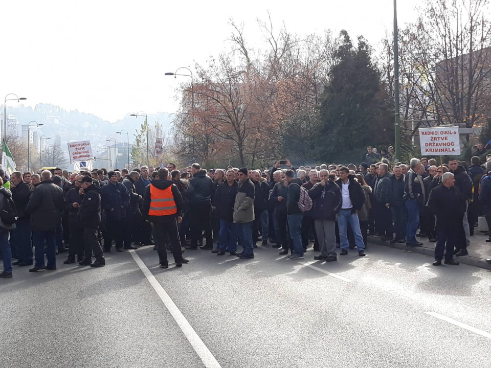 Radnici GIKIL-a blokirali saobraćaj u Sarajevu, Vlada FBiH ne želi razgovarati s njima (VIDEO)