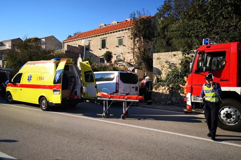 Dubrovnik: Kombi pun djece zabio se u zid, dvoje životno ugroženih