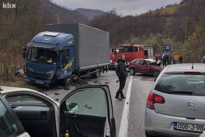 Dvije osobe poginule, tri povrijeđene u stravičnoj saobraćajnoj nesreći kod Sarajeva