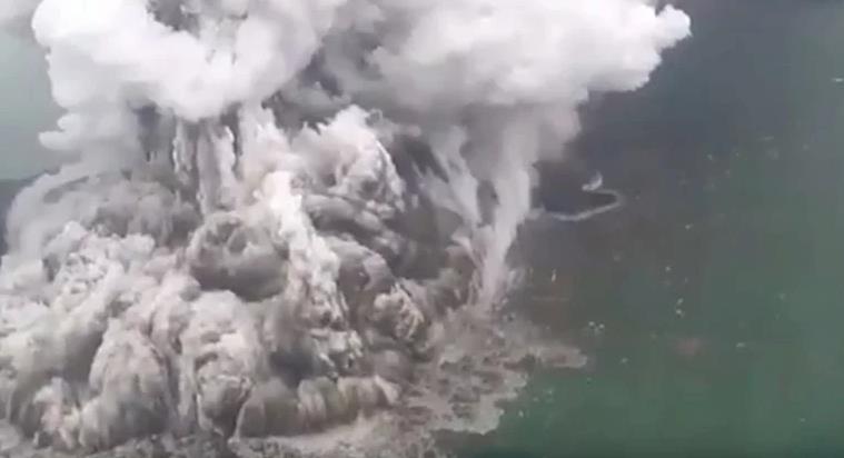 Nova erupcija vulkana u Indoneziji, širi se strah od drugog cunamija (VIDEO)