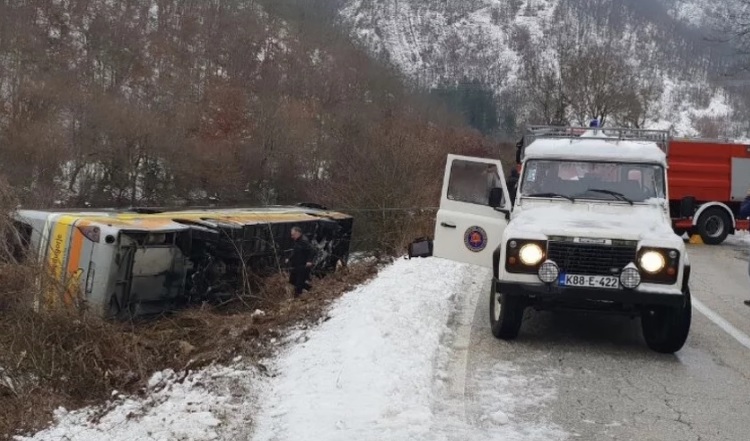 Dvoje poginulih i više povrijeđenih osoba u prevrtanju autobusa kod Nevesinja