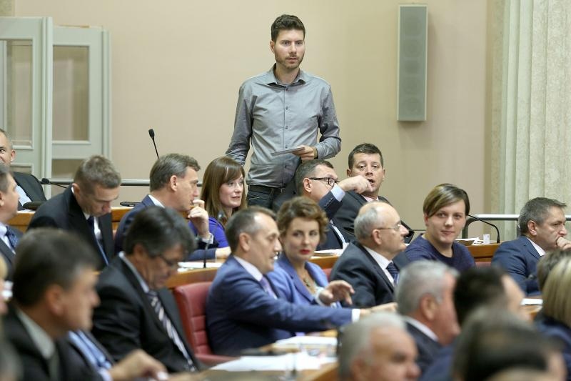 Pernar izbačen iz Sabora Hrvatske tokom rasprave o Komšiću i Čoviću (VIDEO)