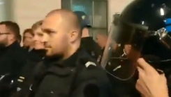 Francuska policija stala uz demonstrante, ne žele protiv naroda (VIDEO)