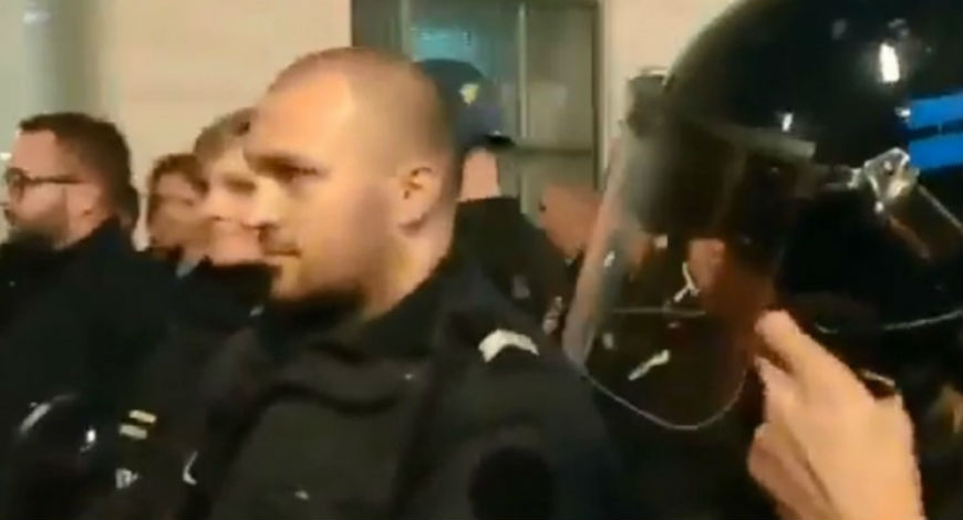 Francuska policija stala uz demonstrante, ne žele protiv naroda (VIDEO)