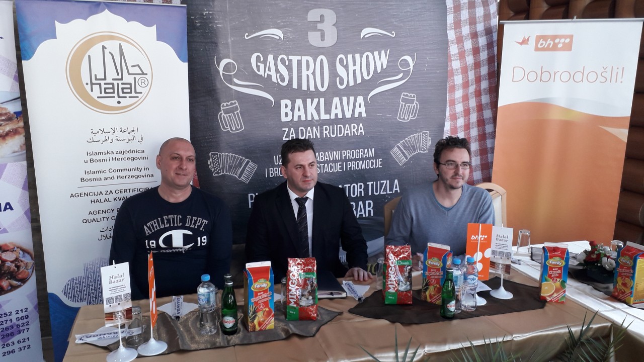 Sutra u Tuzli pravi se halal baklava od 800 kilograma i 15.200 komada