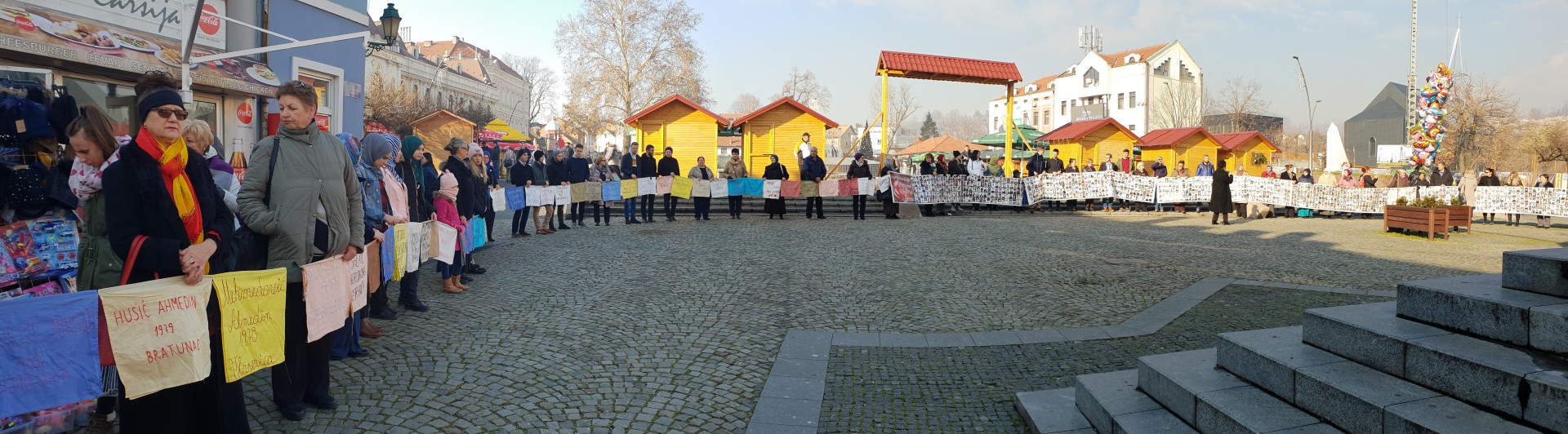 Mirni protest u Tuzli: Majke Srebrenice umiru, a kosti njihove djece nisu pronađene (FOTO)