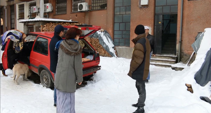 Novi Travnik: Halida sa porodicom živi u dva stara automobila (VIDEO)