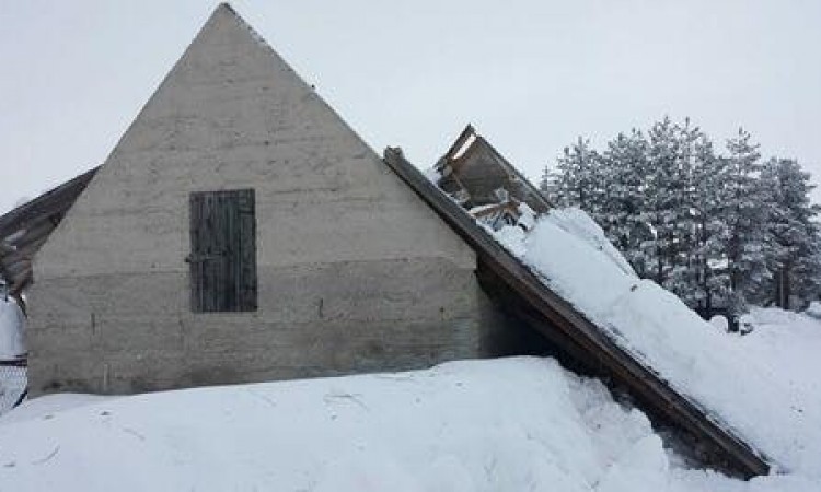 Blokirano desetak sela oko Kupresa, pod težinom snijega urušila se štala