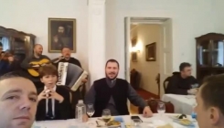 Ovako se u Tuzli proslavlja pravoslavni Božić: Đakon Bogdan Stjepanović pjeva sevdalinku "Moj dilbere" (VIDEO)