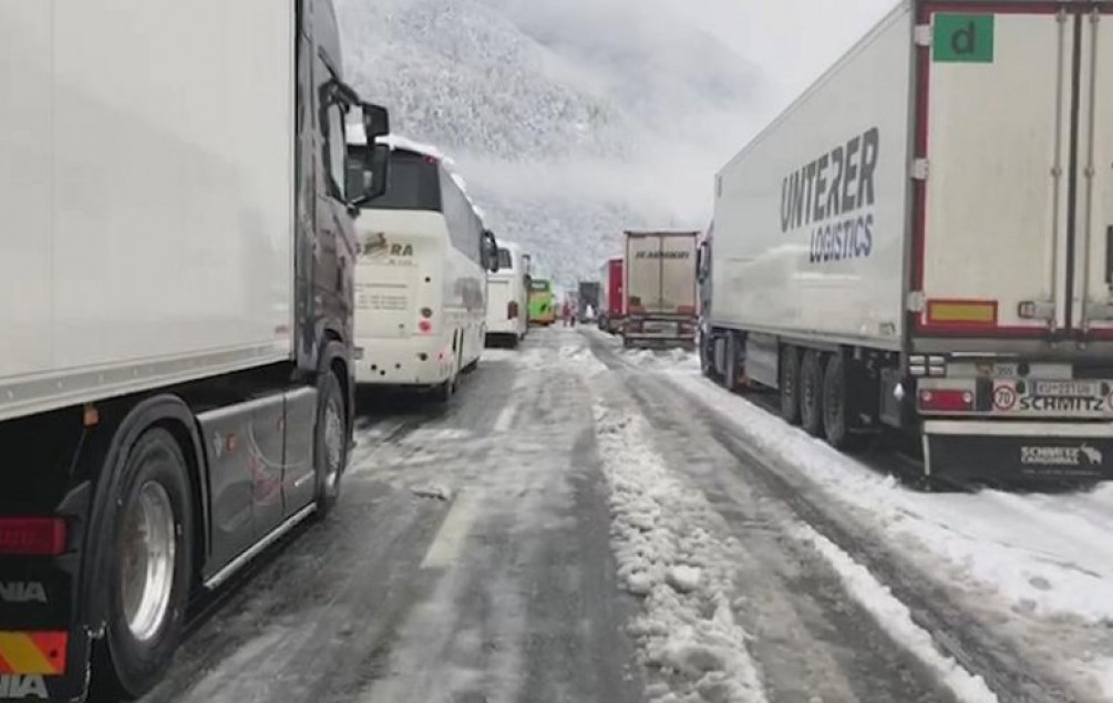 Snijeg blokirao hiljade vozila na autoputu u Italiji