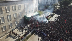 Eskalirao protest u Tirani: Demonstranti krenuli na zgradu Vlade, policija ih zasula suzavcem (VIDEO)