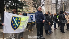 Obilježena godišnjica februarskih protesta u Tuzli: Vrijeme je za drugo poluvrijeme ali narod je inertan, šuti, trpi... (FOTO)