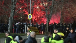 Navijači Dinama napali redare i policajce bacajući na njih baklje (VIDEO)