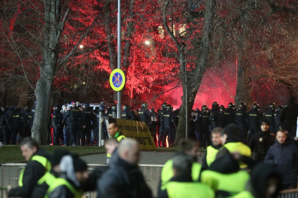 Navijači Dinama napali redare i policajce bacajući na njih baklje (VIDEO)